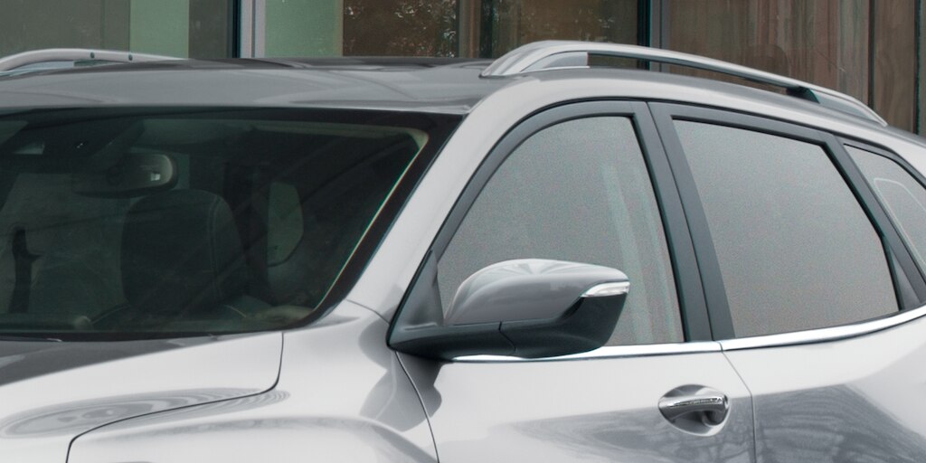 Alerta de punto ciego, ícono que aparece en los espejos laterales de Chevrolet SUV Tracker